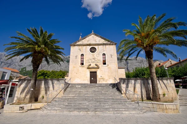 Chiesa sulla piazza Makarska, Croazia — Foto Stock