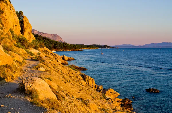 Path on rocky Croatian seashore — Stock Photo, Image