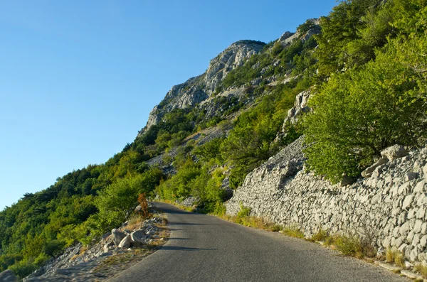 Narrow road on the slope — Stock Photo, Image