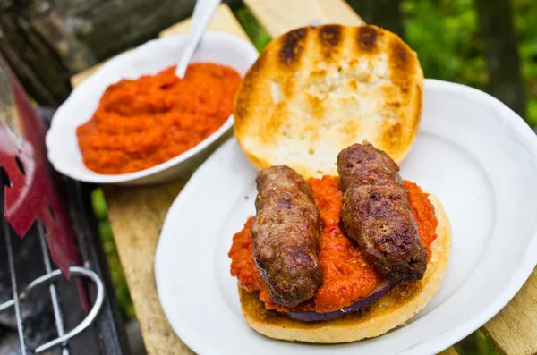 Cevapcici 与 ajvar 在烤卷 — 图库照片