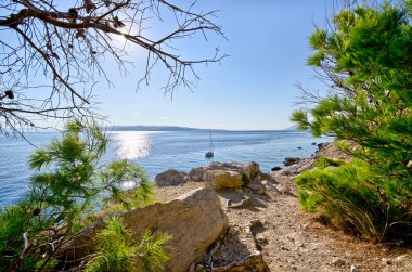 Hırvat Sahil kayalar ile