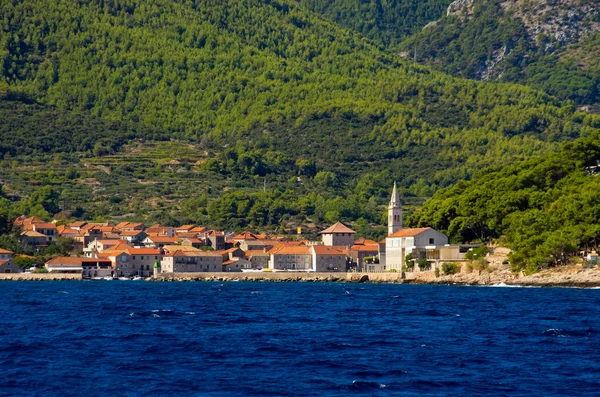 Jelsa cidade na ilha de Hvar, Croácia — Fotografia de Stock