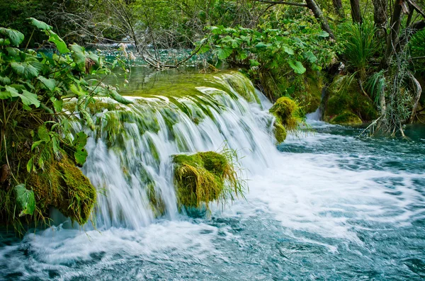 Vodopád v parku Plitvická jezera, Chorvatsko — Stock fotografie