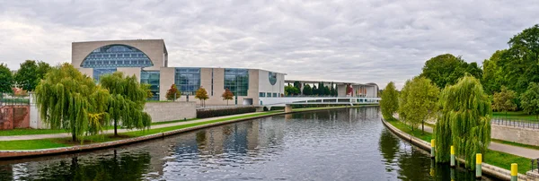 Spree river and Federal Chancellery, Berlin, Germany — Stock Photo, Image