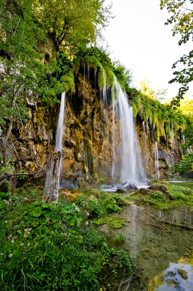 Vodopád v parku Plitvická jezera, Chorvatsko — Stock fotografie