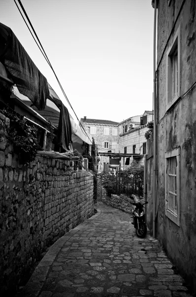 Mörk smal gata i gamla stan — Stockfoto