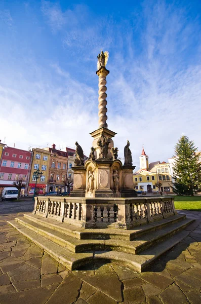 Praça da cidade com estátua velha, Broumov, República Checa — Fotografia de Stock