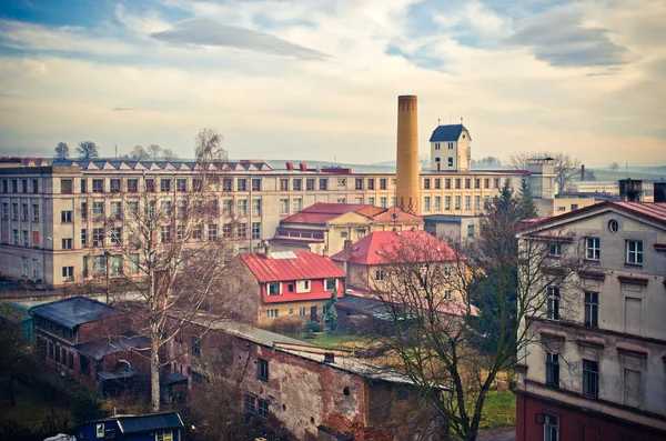 Викторианская фабрика в старом европейском городе — стоковое фото