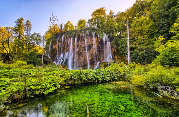 Cascata nel parco dei laghi di Plitvice, Croazia — Foto Stock
