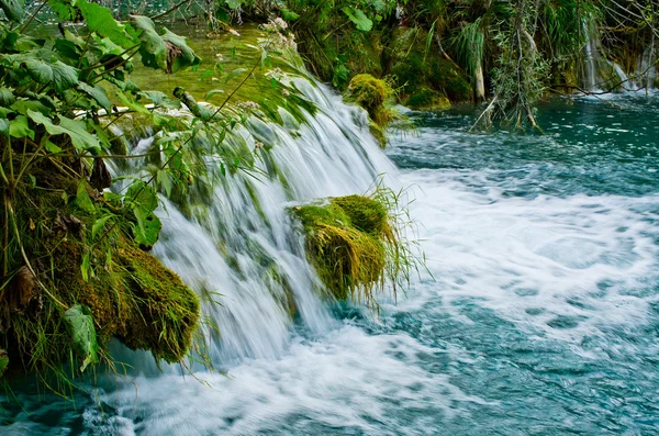 Cascata nel parco dei laghi di Plitvice, Croazia — Foto Stock