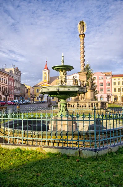 Plaza de la ciudad con estatua antigua, Broumov, República Checa —  Fotos de Stock