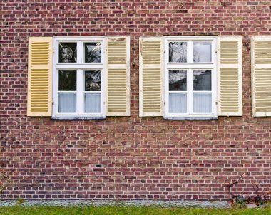 tuğla duvar içinde pencere eşiği