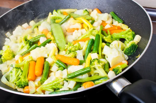 Pan plein de légumes — Photo