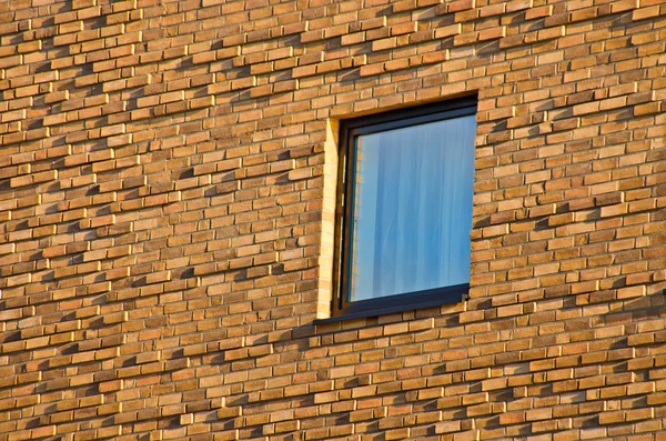 Windows in bakstenen muur — Stockfoto