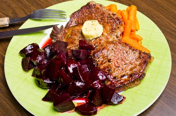 Beef steak with carrots and beetroots — Stock Photo, Image