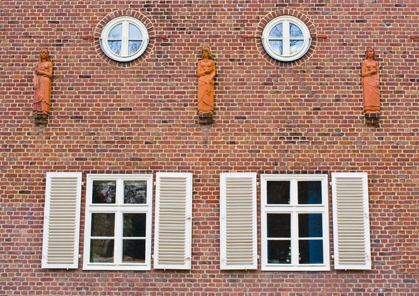 Tuğla duvar içinde pencere eşiği — Stok fotoğraf