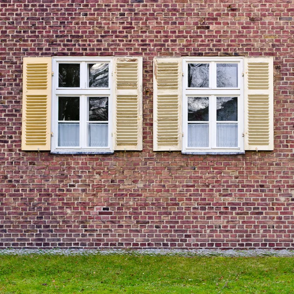Windows in bakstenen muur — Stockfoto