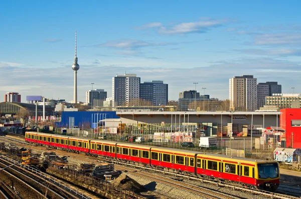 Paysage urbain avec chemins de fer à Berlin, Allemagne — Photo