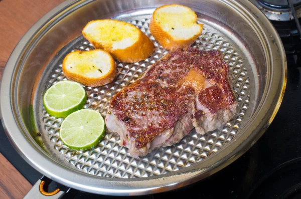 Steak auf der Pfanne — Stockfoto