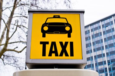 Taksi işareti ile araba 