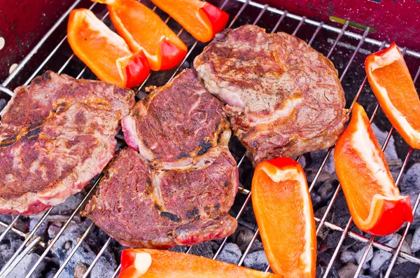 Bifes de carne grelhada — Fotografia de Stock