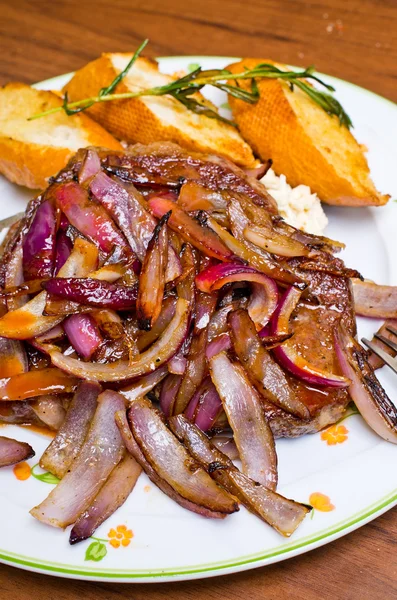 Beef steak with red onion — Stock Photo, Image