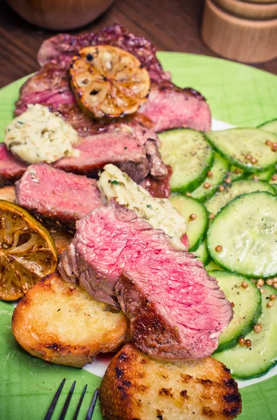 Šťavnatý steak se zeleninou — Stock fotografie