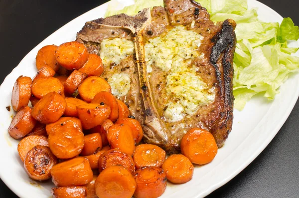 T-Bone steak met salade en worteltjes — Stockfoto