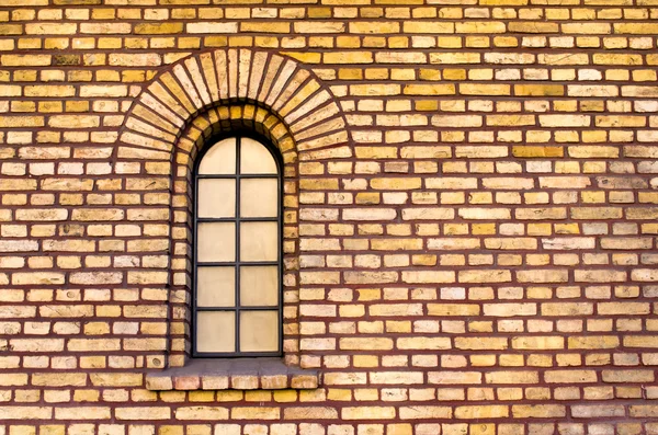 Ventana separada en la pared de ladrillo — Foto de Stock