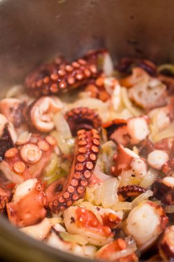 Ahtapot yemek hazırlığı sırasında