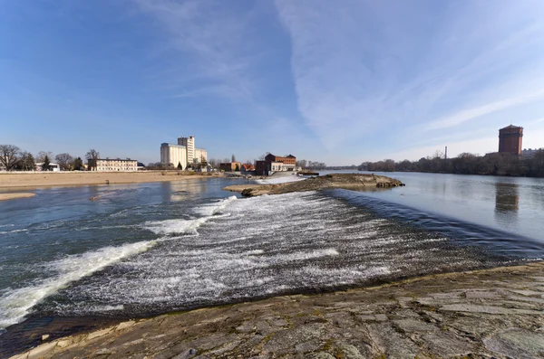 Cascata sul fiume Odra a Brzeg, Polonia — Foto Stock