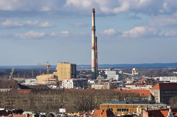 Fabryka z kominów w mieście — Zdjęcie stockowe