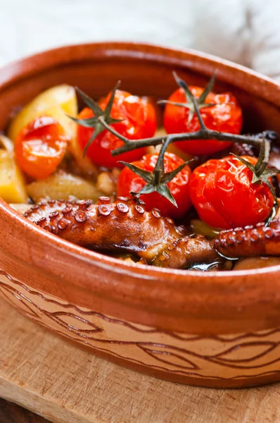 Frischer Oktopus mit Tomaten und Kartoffeln gebacken — Stockfoto