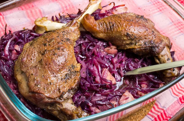 Goose legs baked on red cabbage — Stock Photo, Image