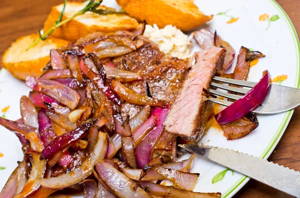 Beef steak with red onion — Stock Photo, Image