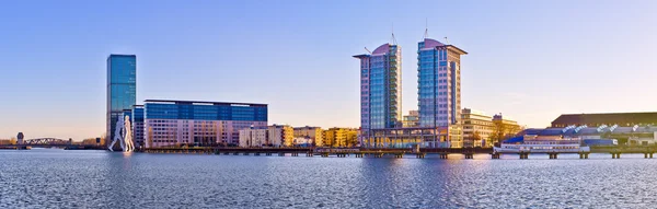 Moderna byggnader nära floden spree i berlin, Tyskland — Stockfoto