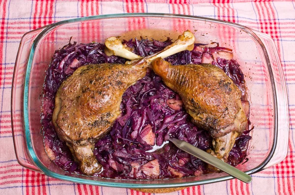 Gänsekeule auf Rotkohl gebacken — Stockfoto