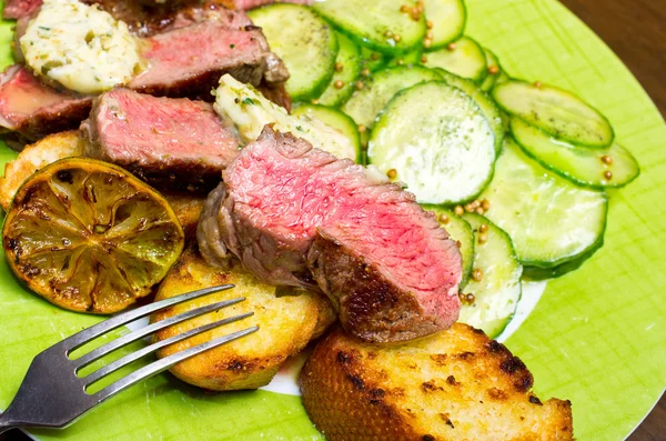 Juicy steak with vegetables — Stock Photo, Image