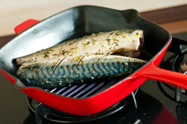 taze mackrel ızgara tava pişirilir