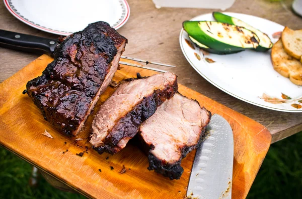 Asado en la tabla de cortar en el jardín — Foto de Stock