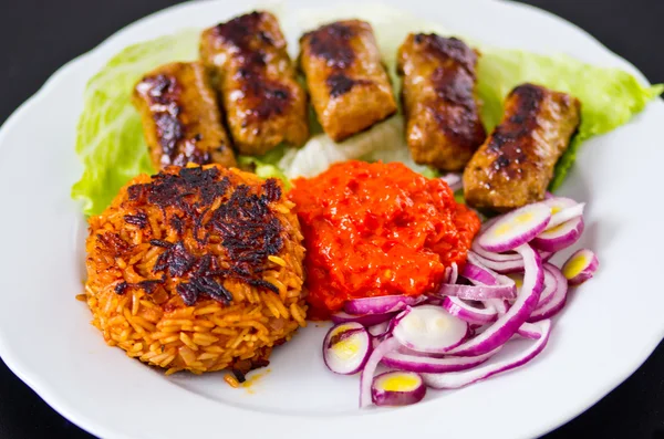 Cevapi con arroz, ajwar y cebolla —  Fotos de Stock