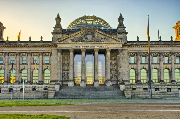 Alemão Reichstag edifício durante o nascer do sol, Berlim, Alemanha — Fotografia de Stock