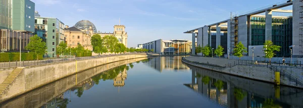 Německo - řeky Sprévy a Reichstagu během dopoledne — Stock fotografie