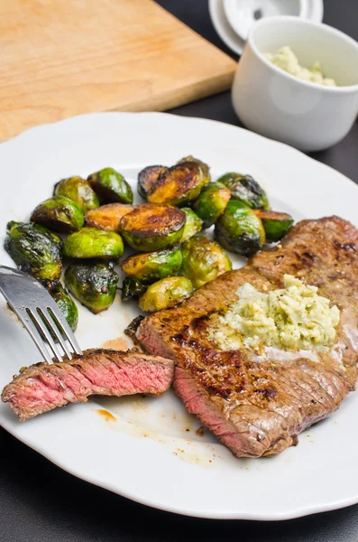 Bife de vaca com manteiga de alho e brotos de brussel — Fotografia de Stock