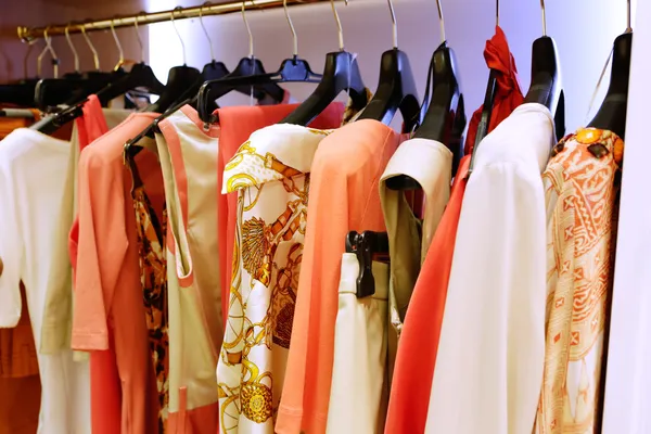 Presentación de productos en una tienda de ropa — Foto de Stock