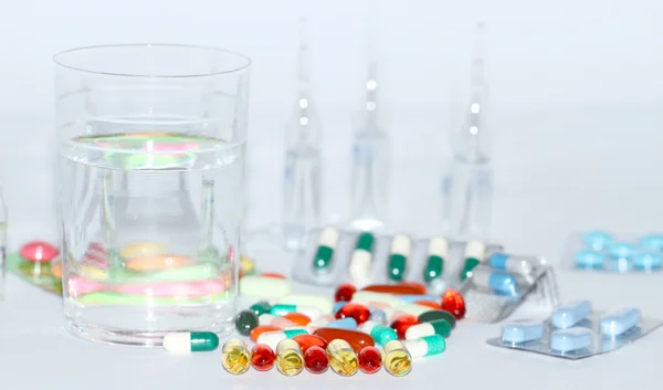 Много разноцветных таблеток — стоковое фото