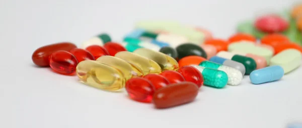 Makro von Pillen auf weißem Hintergrund — Stockfoto