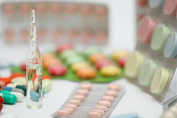 Muitas pílulas coloridas — Fotografia de Stock