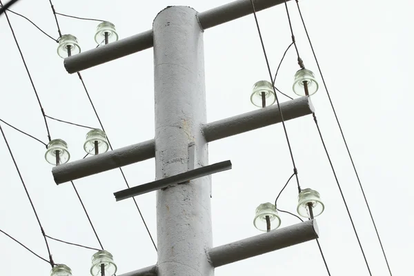 Szeroki kąt widzenia Pylonu prąd przeciw błękitne niebo pochmurne — Zdjęcie stockowe