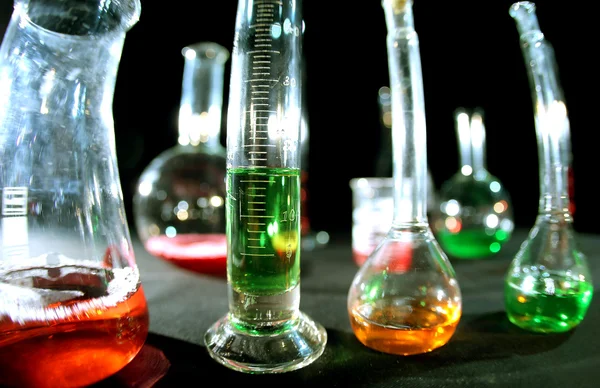 एक रंगीत लिक्विडसह प्रयोगशाळा बाटल्यांचा गट — स्टॉक फोटो, इमेज